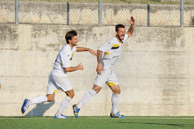 Michele Santoni esulta dopo un gol