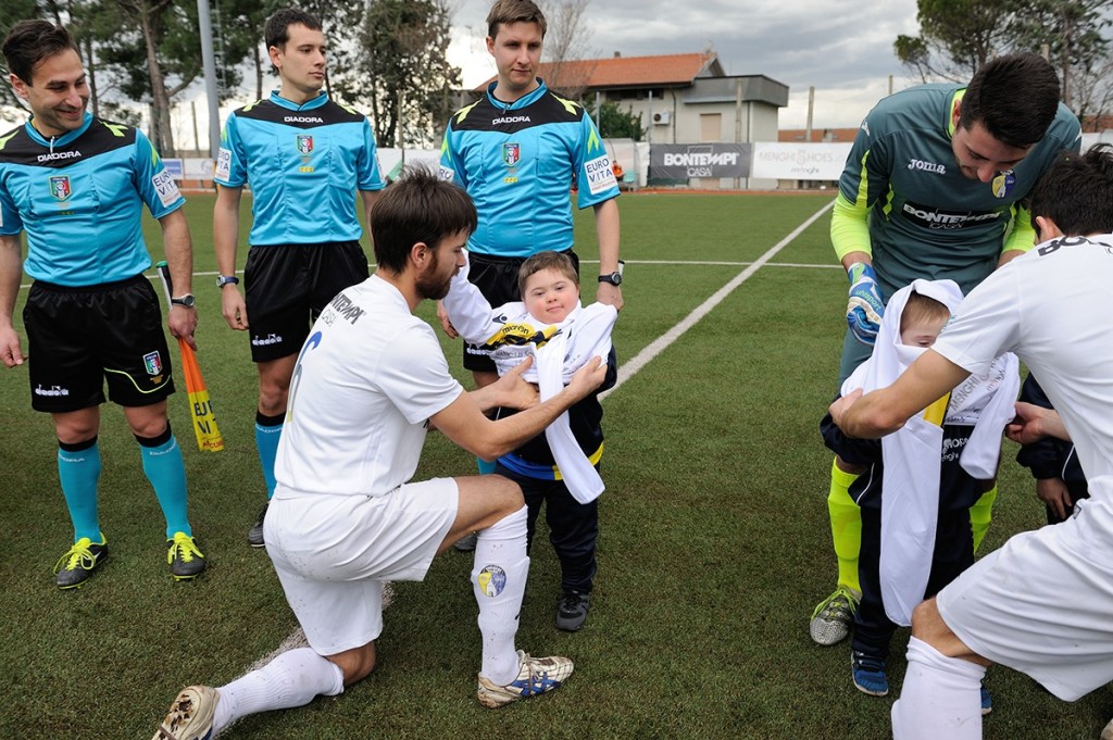 I giocatori del Camerano donano la maglia ai due ragazzi con sindrome di Down